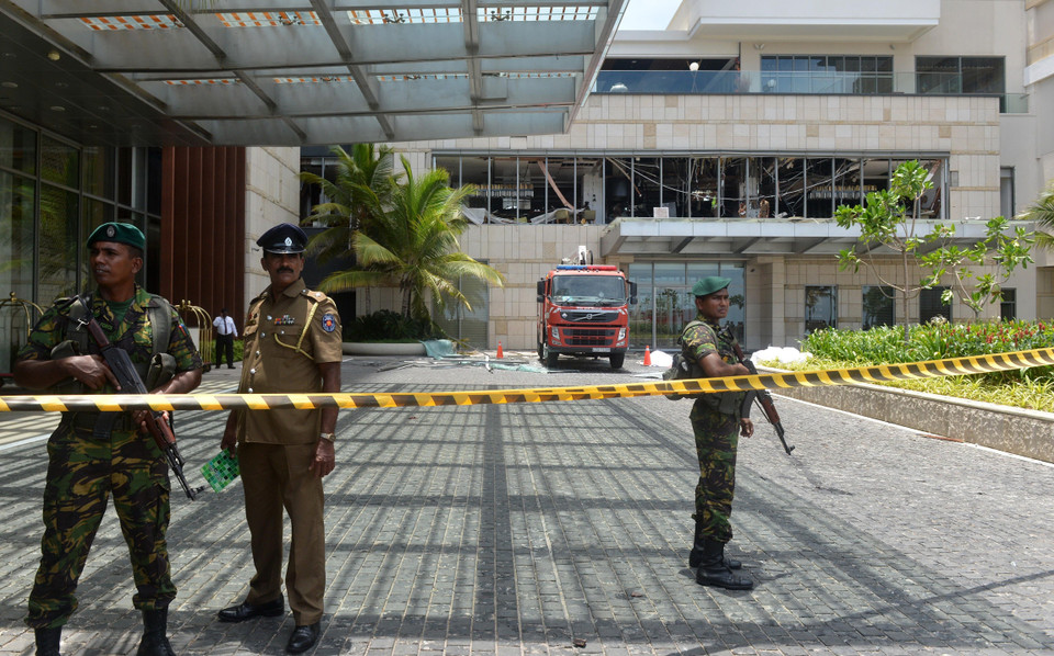 Cảnh sát gác tại hiện trường vụ nổ ở khách sạn Shangri-La, Colombo, Sri Lanka, ngày 21/4. (Ảnh: AFP/TTXVN)