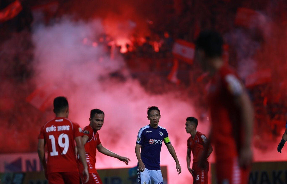 Khói mù mịt sân Hàng Đẫy do cổ động viên Hải Phòng đốt pháo sáng trên khán đài, khiến trọng tài phải thổi còi gián đoạn trận đấu ít phút. (Ảnh: Trọng Đạt/TTXVN)