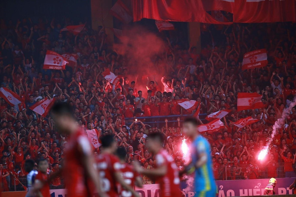 Khói mù mịt sân Hàng Đẫy do cổ động viên Hải Phòng đốt pháo sáng trên khán đài. (Ảnh: Trọng Đạt/TTXVN)