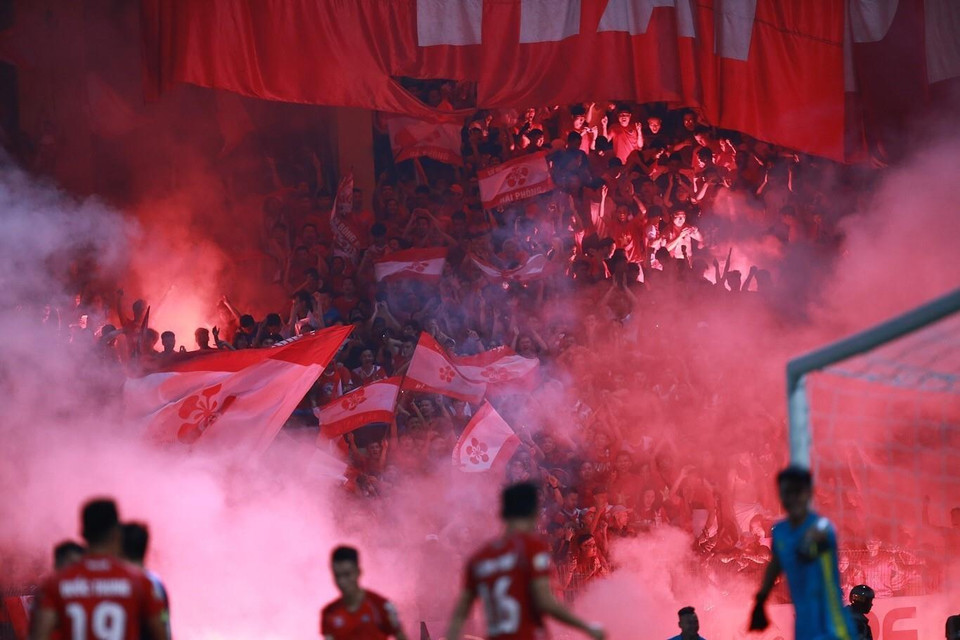 Khói mù mịt sân Hàng Đẫy do cổ động viên Hải Phòng đốt pháo sáng trên khán đài, khiến trọng tài phải thổi còi gián đoạn trận đấu ít phút. (Ảnh: Trọng Đạt/TTXVN)