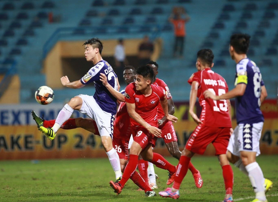 Pha phá bóng của hậu vệ Duy Mạnh (Hà Nội FC). (Ảnh: Trọng Đạt/TTXVN)