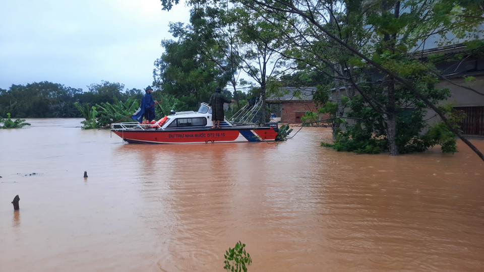 Lũ trên sông Hiếu đoạn qua huyện cam lộ gây ngập lụt, nhấn chìm nhiều nhà dân. (Ảnh: Hồ Cầu/TTXVN)