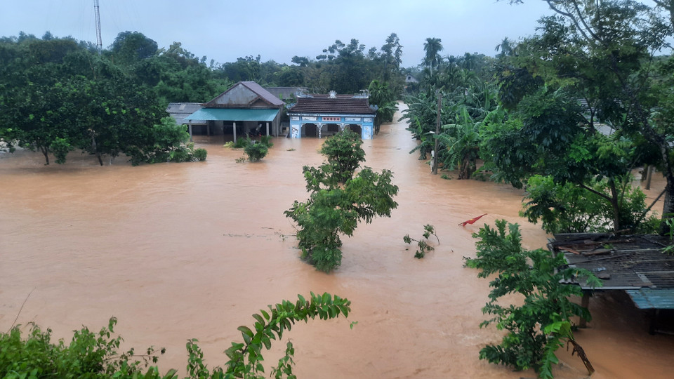 Lũ trên sông Hiếu dâng cao khiến nhiều nhà dân ở huyện Cam Lộ bị nhấn chìm. (Ảnh: Hồ Cầu/TTXVN)