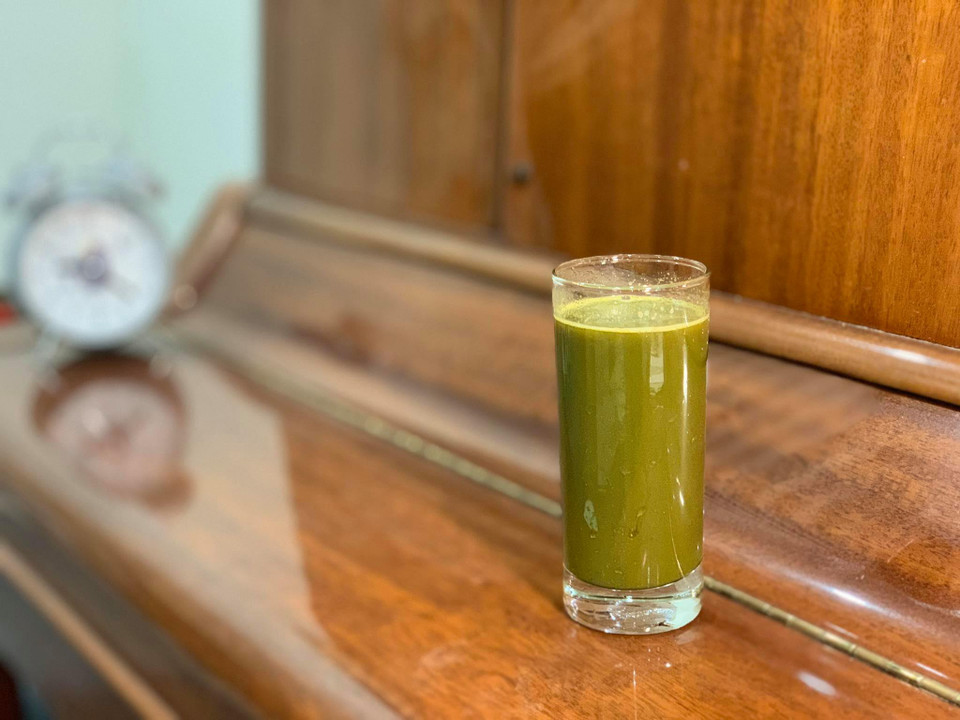 Nước ép chùm ngây không chỉ giàu dinh dưỡng, đẹp da mà còn có tác dụng hỗ trợ chữa được rất nhiều bệnh. Khi trộn lẫn các loại nước ép ở trên sẽ cho ra thành phẩm cuối cùng có màu như thế này. (Ảnh: Đậu Đậu/Vietnam+)