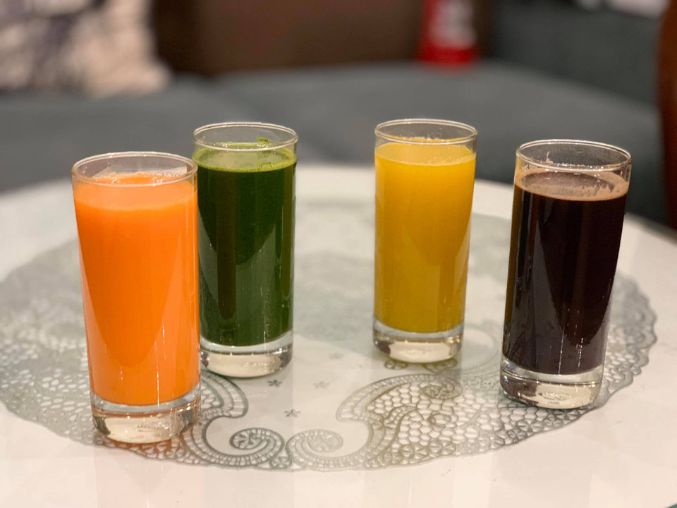 Nước ép thành phẩm cà rốt, chùm ngây với lá nếp, dứa, tía tô. (Ảnh: Đậu Đậu/Vietnam+)