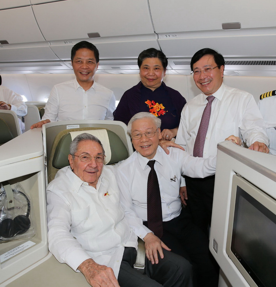 Tổng Bí thư Nguyễn Phú Trọng cùng đồng chí Raul Castro Ruz và các đại biểu trên chuyên cơ Việt Nam đến thăm thành phố Santiago de Cuba. (Ảnh: Trí Dũng/TTXVN)