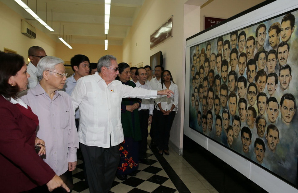 Tổng Bí thư Nguyễn Phú Trọng cùng đồng chí Raul Castro Ruz thăm Bảo tàng lịch sử 26 tháng 7. (Ảnh: Trí Dũng/TTXVN)