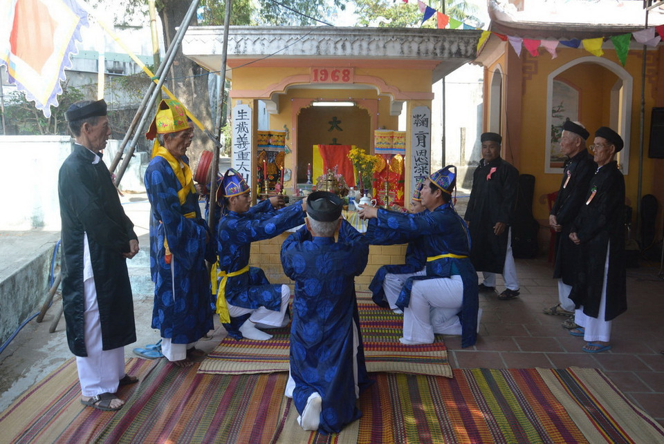 Nhân dân tại khu dân cư văn hóa biển Kim Liên làm lễ rước, thả thuyền. (Ảnh: Đinh Văn Nhiều/TTXVN)