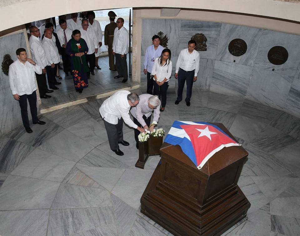 Tổng Bí thư Nguyễn Phú Trọng đặt cành hoa hồng trắng lên mộ Anh hùng Dân tộc José Martí. (Ảnh: Trí Dũng/TTXVN)