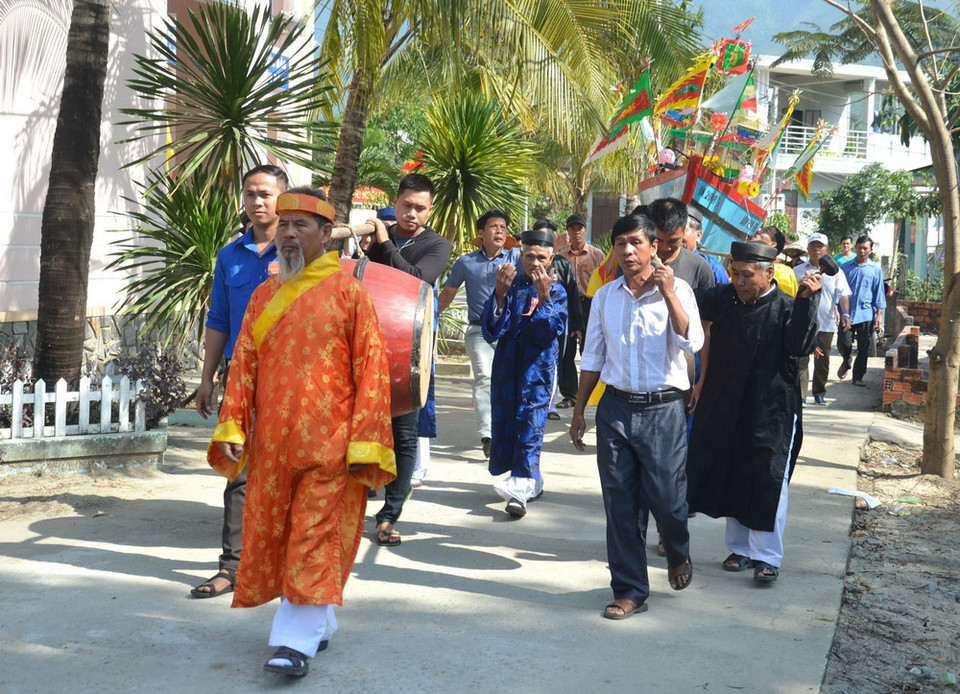 Nhân dân tại khu dân cư văn hóa biển Kim Liên làm lễ rước, thả thuyền. (Ảnh: Đinh Văn Nhiều/TTXVN)