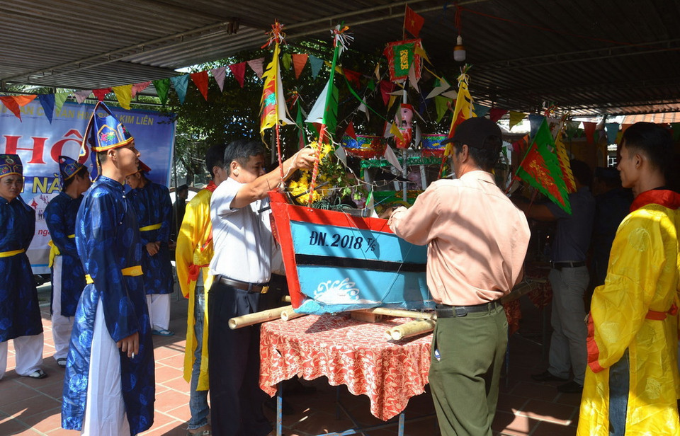 Nhân dân tại khu dân cư văn hóa biển Kim Liên làm lễ rước, thả thuyền. (Ảnh: Đinh Văn Nhiều/TTXVN)