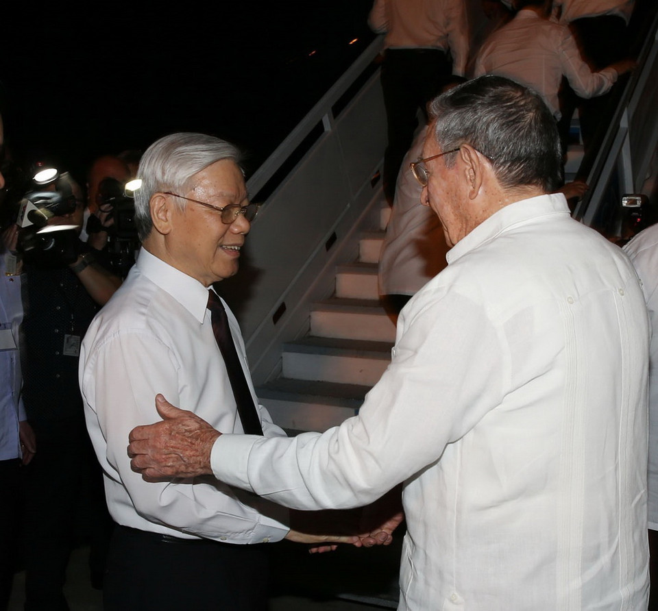 Bí thư Thứ nhất Ban Chấp hành Trung ương Đảng Cộng sản Cuba, Chủ tịch Hội đồng Nhà nước và Hội đồng Bộ trưởng Cộng hòa Cuba Raul Castro Ruz ra sân bay tiễn Tổng Bí thư Nguyễn Phú Trọng. (Ảnh: Trí Dũng/TTXVN)