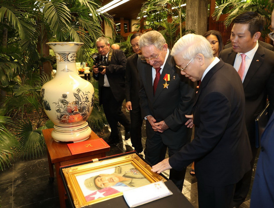 Tổng Bí thư Nguyễn Phú Trọng cùng đồng chí Raul Castro Ruz giới thiệu và trao đổi tặng phẩm. (Ảnh: Trí Dũng/TTXVN)