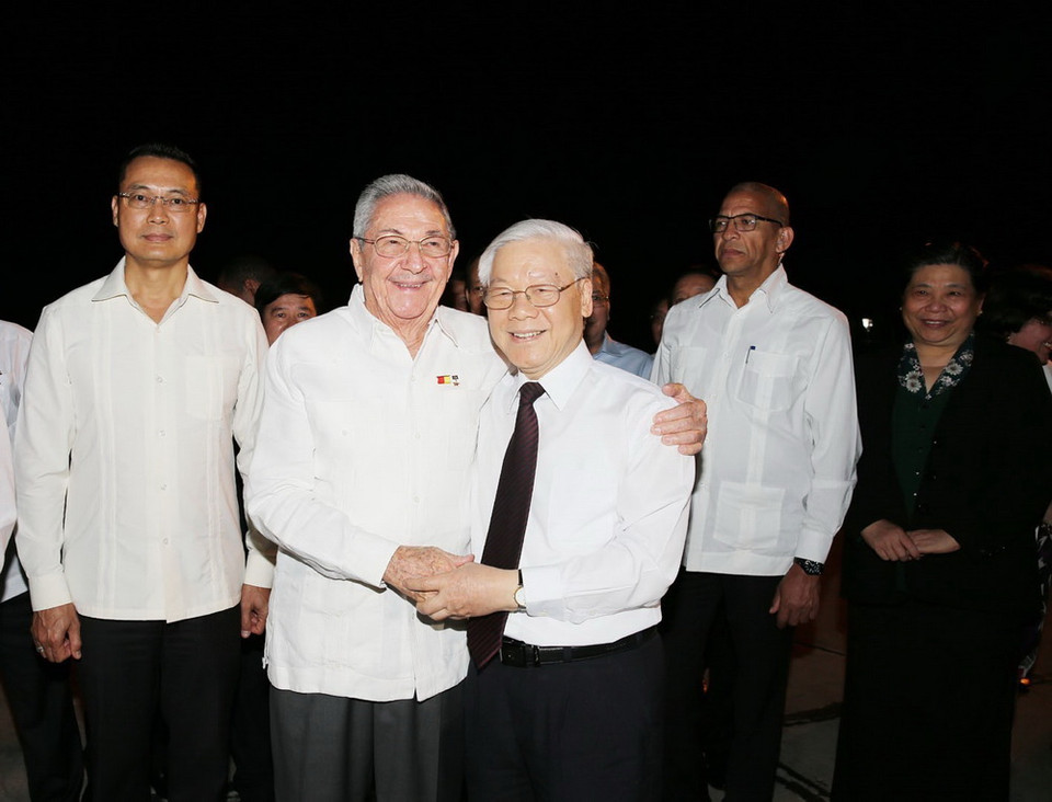 Tối 30/3, Tổng Bí thư Nguyễn Phú Trọng rời thành phố Santiago de Cuba, kết thúc tốt đẹp chuyến thăm cấp Nhà nước Cộng hòa Cuba. Bí thư Thứ nhất Ban chấp hành Trung ương Đảng Cộng sản Cuba, Chủ tịch Hội đồng Nhà nước và Hội đồng Bộ trưởng Cộng hòa Cuba Raul Castro Ruz ra sân bay tiễn Tổng Bí thư Nguyễn Phú Trọng và Đoàn đại biểu cấp cao Việt Nam. (Ảnh: Trí Dũng/TTXVN)