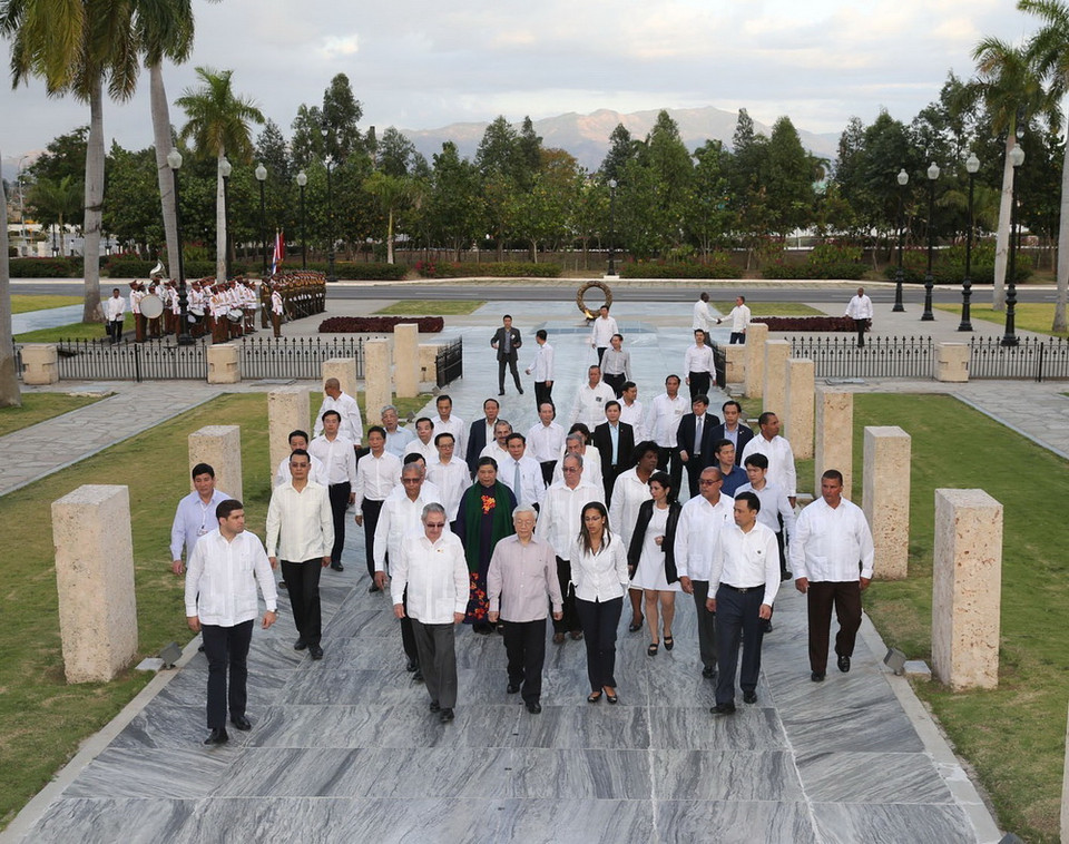 Tổng Bí thư Nguyễn Phú Trọng đến đặt vòng hoa tại Lăng mộ Anh hùng Dân tộc José Martí. Cùng đi có đồng chí Raul Castro Ruz. (Ảnh: Trí Dũng/TTXVN)