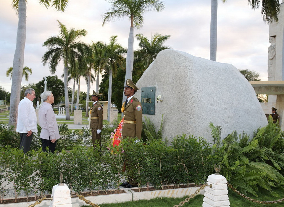 Tổng Bí thư Nguyễn Phú Trọng đến viếng mộ Tổng Tư lệnh Fidel Castro. Cùng đi có Bí thư Thứ nhất Ban Chấp hành Trung ương Đảng Cộng sản Cuba, Chủ tịch Hội đồng Nhà nước và Hội đồng Bộ trưởng Cộng hòa Cuba Raul Castro Ruz. (Ảnh: Trí Dũng/TTXVN)