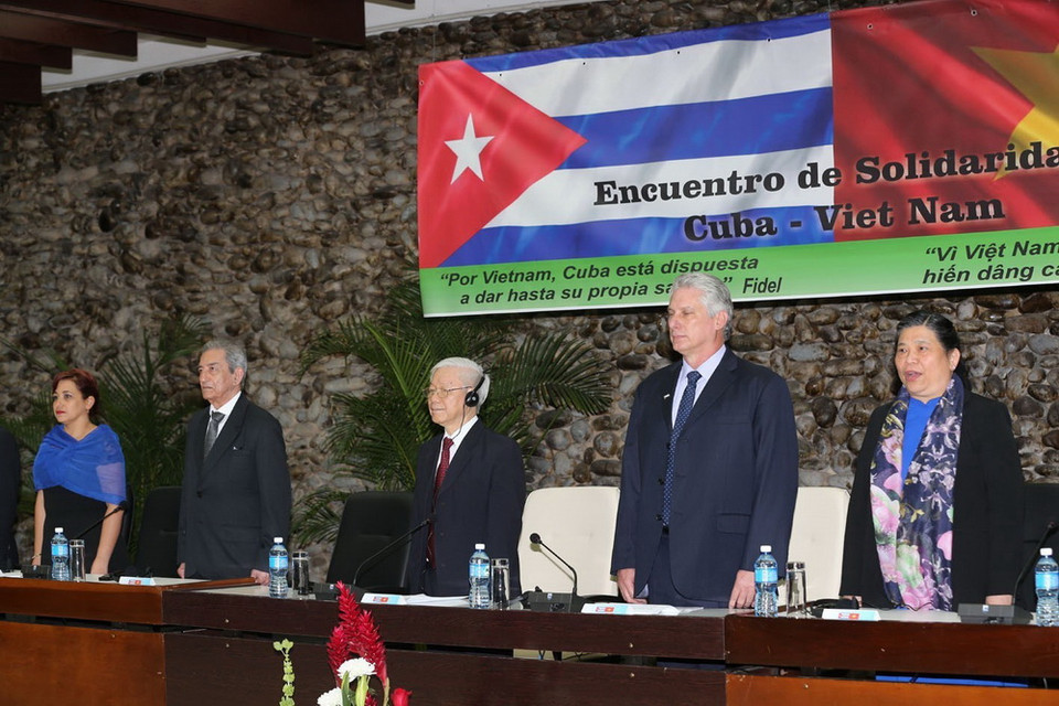 Tổng Bí thư Nguyễn Phú Trọng dự cuộc gặp thế hệ trẻ Việt Nam-Cuba và trao Huân chương Hữu nghị cho các cựu chuyên gia quân sự Cuba. (Ảnh: Trí Dũng/TTXVN)