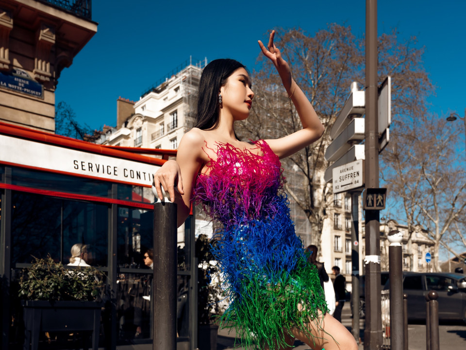 Chỉ trong ít ngày ở Pháp, nàng ‘á hậu học giỏi’ đã khéo léo khoe được khả năng ngôn ngữ tài tình cũng như chỉn chu mỗi khi xuất hiện trên đường phố Paris để tham dự sự kiện thời trang đình đám Paris Fashion Week. (Ảnh: CTV/Vietnam+)