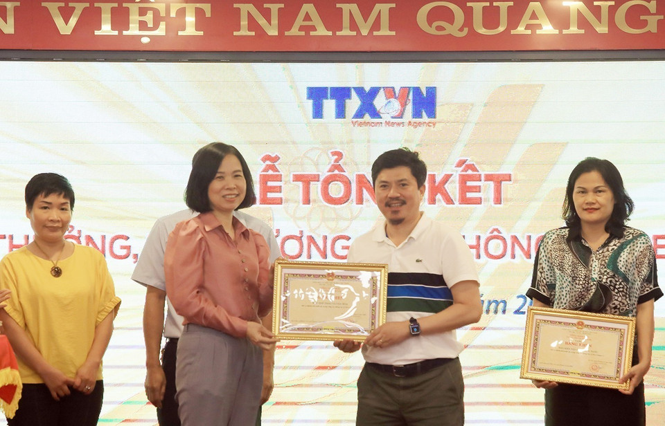 Tổng Giám đốc Thông tấn xã Việt Nam Vũ Việt Trang tặng Bằng Khen cho Báo Thể thao Văn hóa. (Ảnh: Tuấn Anh/TTXVN)