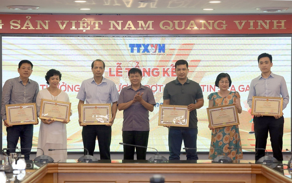 Phó Tổng Giám đốc Thông tấn xã Việt Nam Đinh Đăng Quang tặng Bằng khen cho các cá nhân có thành tích trong đợt thông tin về SEA Games 31. (Ảnh: Tuấn Anh/TTXVN)