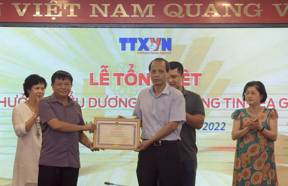 Phó Tổng Giám đốc Thông tấn xã Việt Nam Đinh Đăng Quang tặng Bằng khen cho các cá nhân có thành tích trong đợt thông tin về SEA Games 31. (Ảnh: Tuấn Anh/TTXVN)