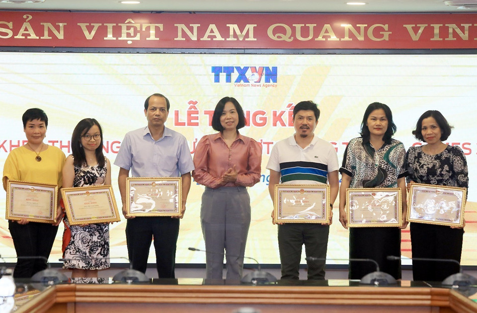 Tổng Giám đốc Thông tấn xã Việt Nam Vũ Việt Trang tặng Bằng khen cho các tập thể. (Ảnh: Tuấn Anh/TTXVN)