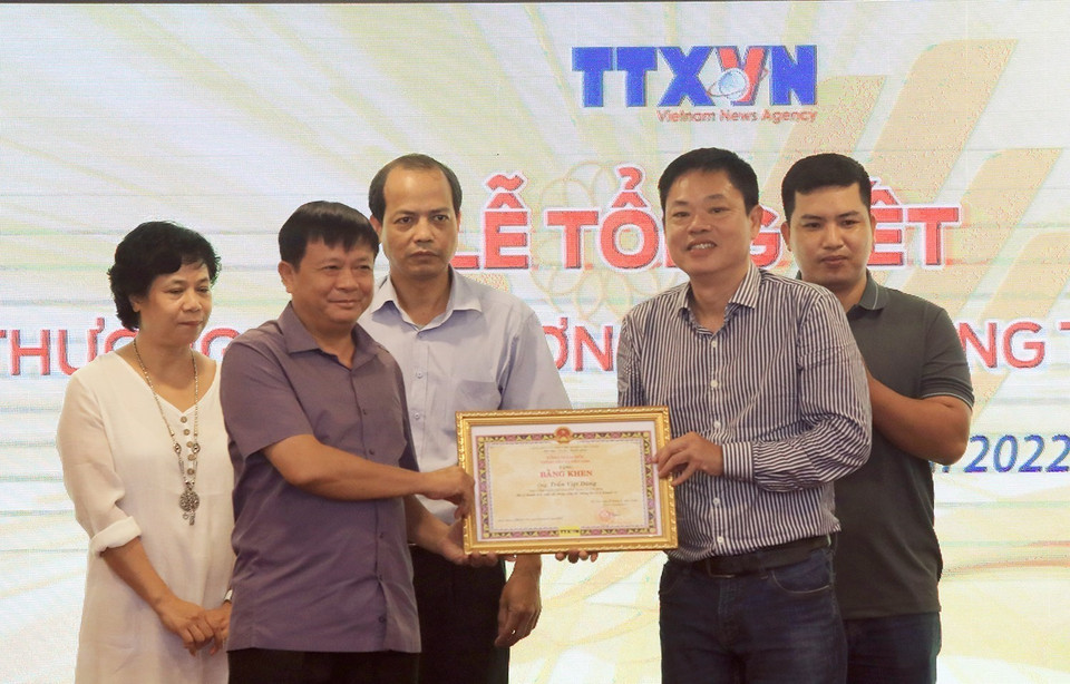 Phó Tổng Giám đốc Thông tấn xã Việt Nam Đinh Đăng Quang tặng Bằng Khen cho các cá nhân có thành tích trong đợt thông tin về SEA Games 31. (Ảnh: Tuấn Anh/TTXVN)