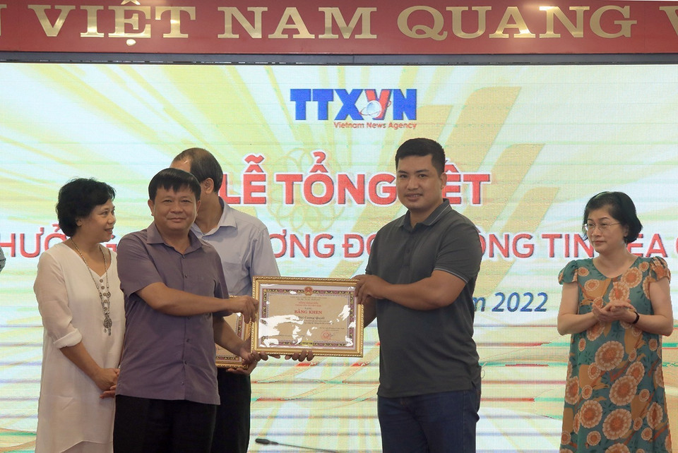 Phó Tổng Giám đốc Thông tấn xã Việt Nam Đinh Đăng Quang tặng Bằng khen cho các cá nhân có thành tích trong đợt thông tin về SEA Games 31. (Ảnh: Tuấn Anh/TTXVN)