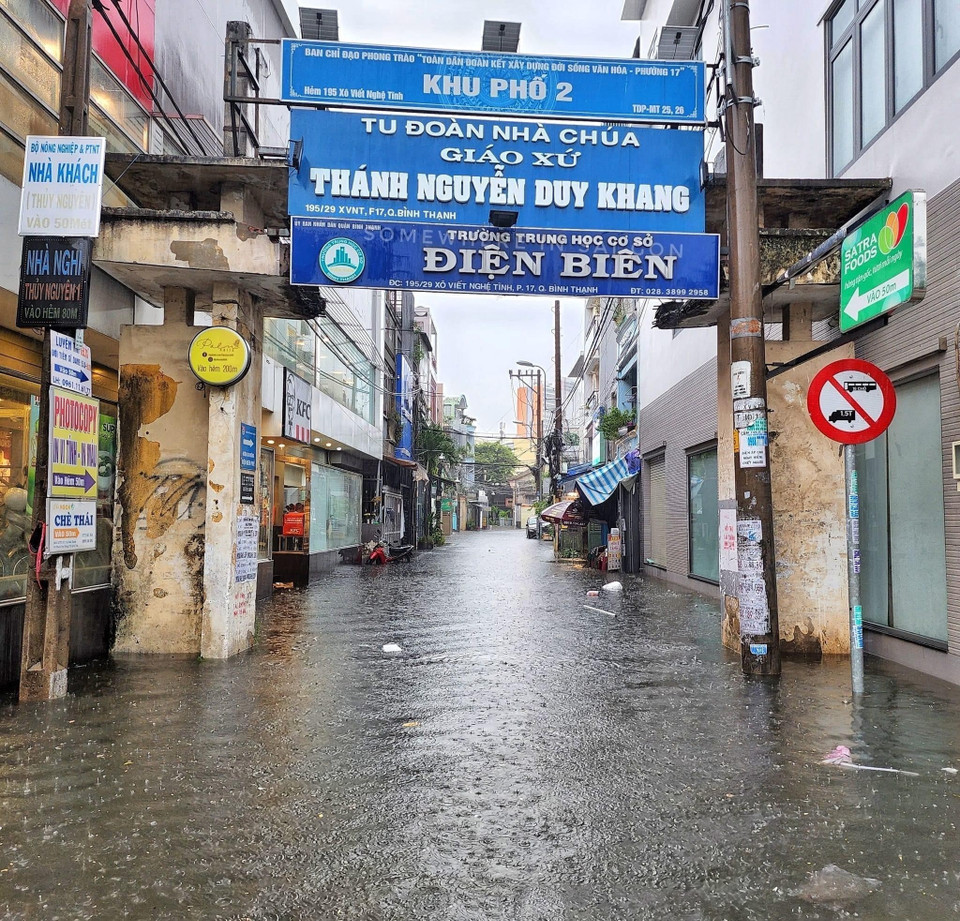 Một khu phố trên đường Xô Viết Nghệ Tĩnh (quận Bình Thạnh) hoàn toàn ngập trong biển nước. (Ảnh: Hồng Giang/TTXVN)