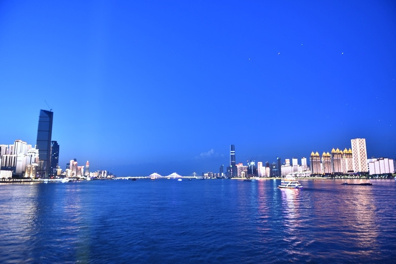 20h, thành phố trở nên lung linh huyền ảo hơn. (Ảnh: Tiến Trung/Vietnam+)