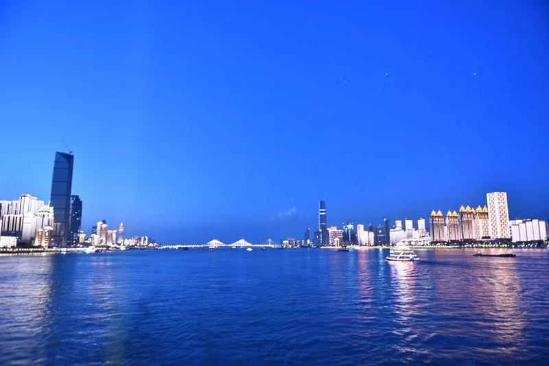 20h, thành phố trở nên lung linh huyền ảo hơn. (Ảnh: Tiến Trung/Vietnam+)