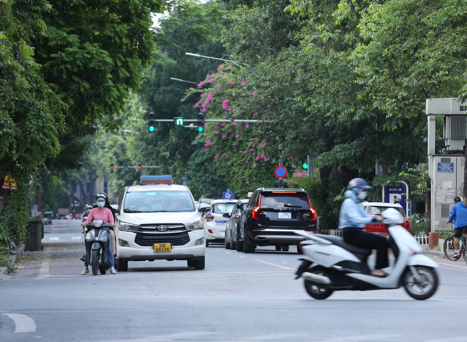 Từ ngày 16/7/2022, các phương tiện tham gia giao thông có thể đi 2 chiều trên phố Quang Trung. (Ảnh: Hoàng Hiếu/TTXVN)