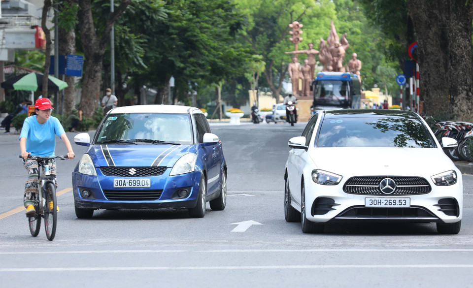 Dù đã có vạch kẻ đường phân làn trên phố Quang Trung nhưng trong chiều 17/7, nhiều người điều khiển phương tiện tham gia giao thông vẫn vi phạm lỗi lấn làn. (Ảnh: Hoàng Hiếu/TTXVN)