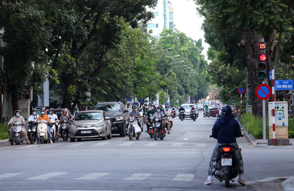 Do mới bắt đầu chuyển từ đường một chiều sang hai chiều từ 16/7/2022 nên nhiều chủ phương tiện di chuyển trên phố Quang Trung vẫn có thói quen dừng, đỗ bên trái đường. (Ảnh: Hoàng Hiếu/TTXVN)
