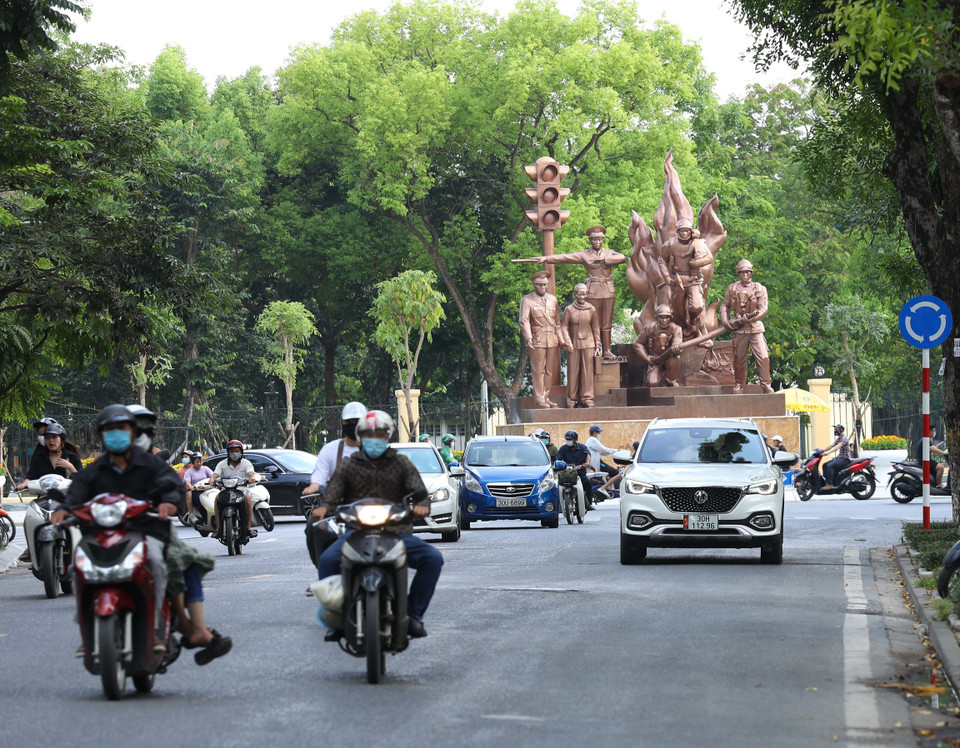 Do mới bắt đầu chuyển từ đường một chiều sang hai chiều từ 16/7 nên nhiều chủ phương tiện đi từ phố Trần Nhân Tông rẽ sang phố Quang Trung vẫn có thói quen đi phía bên trái đường. (Ảnh: Hoàng Hiếu/TTXVN)