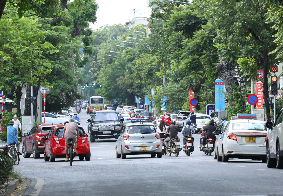 Tại ngã tư phố Quang Trung cắt Nguyễn Du, nhiều chủ phương tiện vẫn có thói quen đi, dừng, đỗ sang làn bên trái, gây khó khăn trong việc di chuyển của các phương tiện hướng từ phố Quang Trung về phố Trần Nhân Tông. (Ảnh: Hoàng Hiếu/TTXVN)