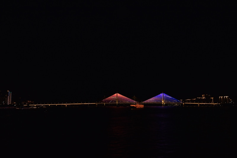 Cầu Nhị - một trong những cây cầu nổi tiếng hai bên bờ Trường Giang ở thành phố Vũ Hán. (Ảnh: Tiến Trung/Vietnam+)