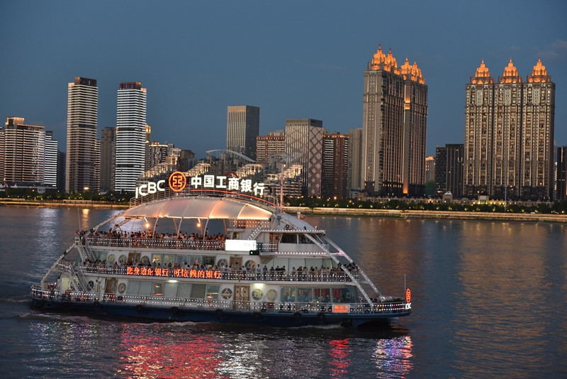 Một tàu du lịch chở đầy khách du ngoạn Vũ Hán trên sông Trường Giang. (Ảnh: Tiến Trung/Vietnam+)