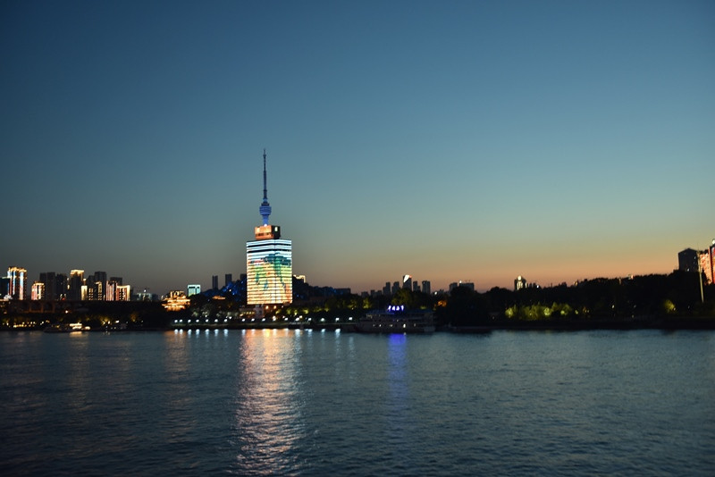 Tháp truyền hình thành phố Vũ Hán lung linh bên bờ sông. (Ảnh: Tiến Trung/Vietnam+)