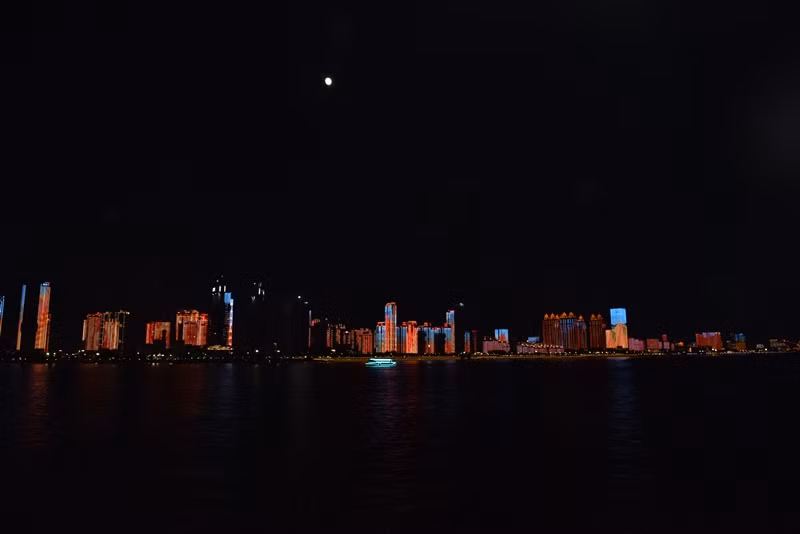 Thành phố Vũ Hán lung linh trong đêm trăng. (Ảnh: Tiến Trung/Vietnam+) Với dân số hơn 11 triệu người và là thành phố đông dân nhất ở miền Trung Trung Quốc, Vũ Hán ngày nay được coi là trung tâm kinh tế, tài chính, thương mại, văn hóa và giáo dục của miền Trung Trung Quốc, đồng thời được mệnh danh là "Chicago của Trung Quốc" do vị trí và vai trò quan trọng của thành phố này trong vận tải nội địa. Cái tên Vũ Hán có nguồn gốc lịch sử từ sự kết hợp của Vũ Xương, Hán Khẩu và Hán Dương, được gọi chung là “Vũ Hán Tam Trấn." Thành phố này nằm ở ngã ba sông Dương Tử, hay còn gọi là Trường Giang. Dù từ đầu năm đến nay, dịch COVID-19 vẫn thỉnh thoảng bùng phát lẻ tẻ nhưng thành phố Vũ Hán vẫn đang trên đà hồi phục mạnh mẽ, các hoạt động kinh tế, du lịch đã sôi nổi trở lại trong điều kiện bình thường mới. [Học sinh Vũ Hán trở lại trường khai giảng như chưa từng có dịch] Khu vực hai bên bờ Trường Giang đoạn chảy qua trung tâm Vũ Hán trở thành nơi thu hút đông đảo khách du lịch, đặc biệt là vào buổi tối, khi thành phố lên đèn, với cảnh sắc sông nước hòa quyện cùng ánh sáng lung linh huyền ảo từ các tòa nhà hai bên sông. Dưới đây là một số hình ảnh thành phố Vũ Hán ven sông đẹp lung linh vào buổi tối:
