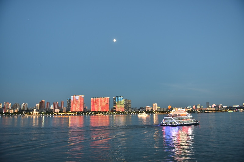 Trăng bắt đầu lên càng tô điểm cho nét đẹp buổi tối của thành phố ven sông. (Ảnh: Tiến Trung/Vietnam+)