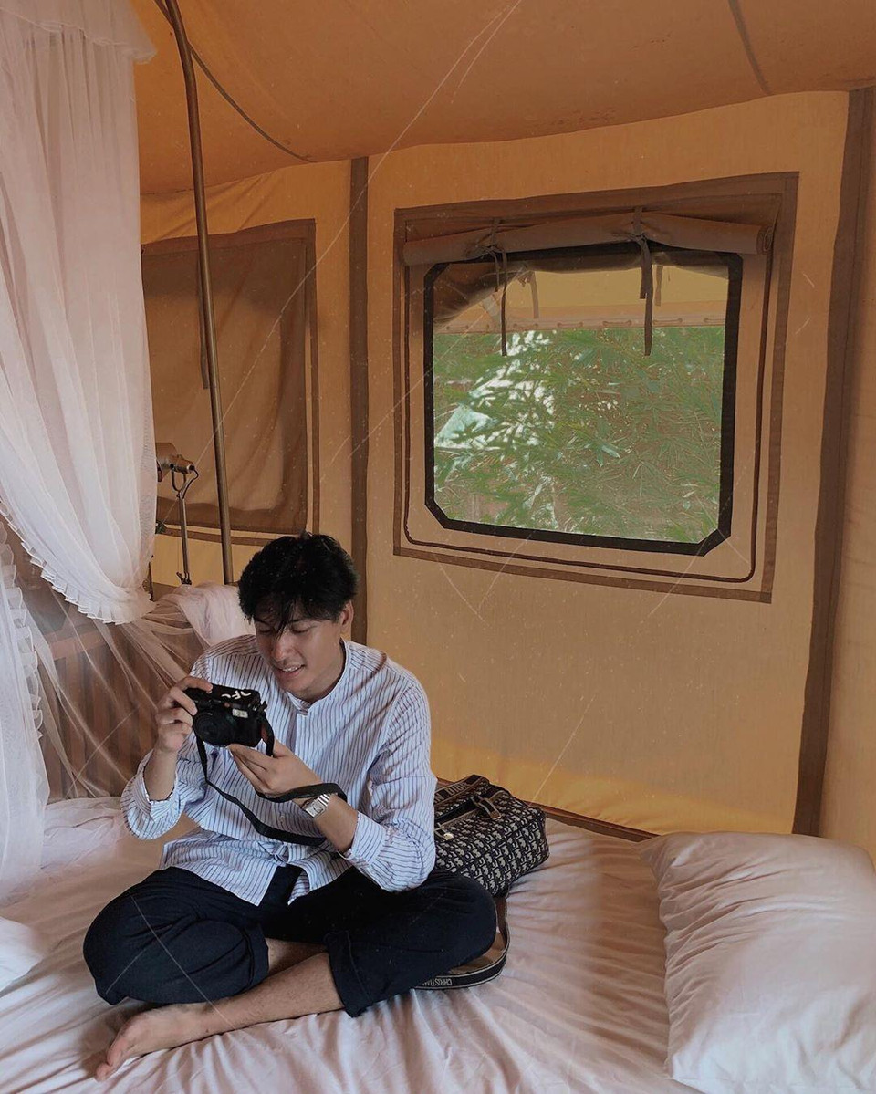 Những tưởng nam huấn luyện viên duy nhất cuộc thi sẽ gặp khó khăn khi làm 'thủ lĩnh' của dàn thí sinh siêu quậy Model Kid Vietnam 2019, nhưng đến thời điểm hiện tại, hình ảnh một huấn luyện viên Quang Đại ân cần, chịu khó lắng nghe đã làm cho các mẫu nhí vô cùng tin tưởng. (Ảnh: CTV)