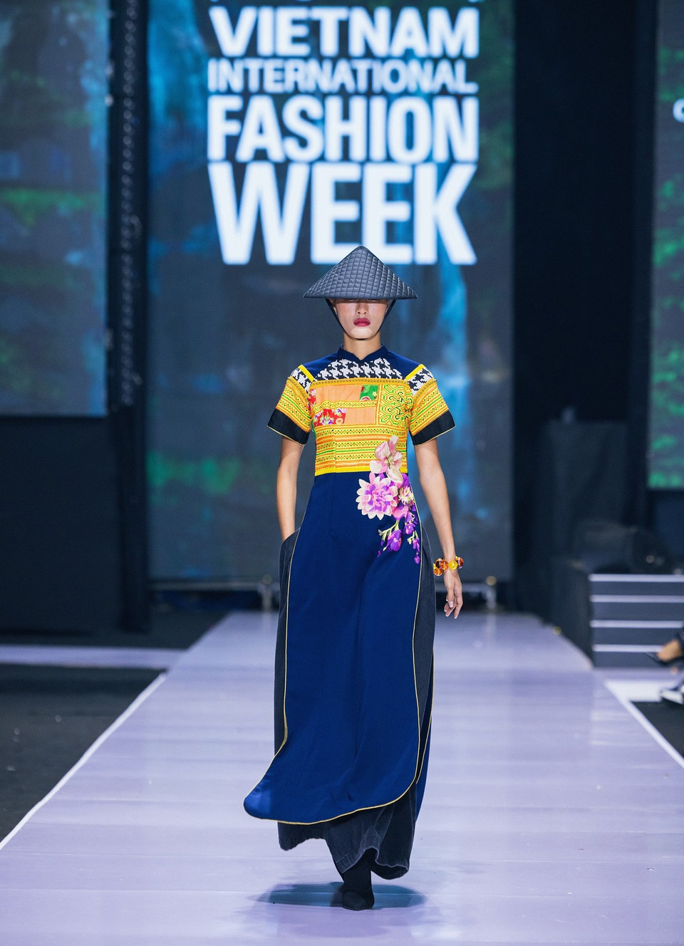 Thiết kế trong bộ sưu tập 'Ằn Xư Mờây Ỏ-Một chiếc áo mới' của nhà thiết kế Cao Minh Tiến. (Ảnh: Mai Mai/Vietnam+)