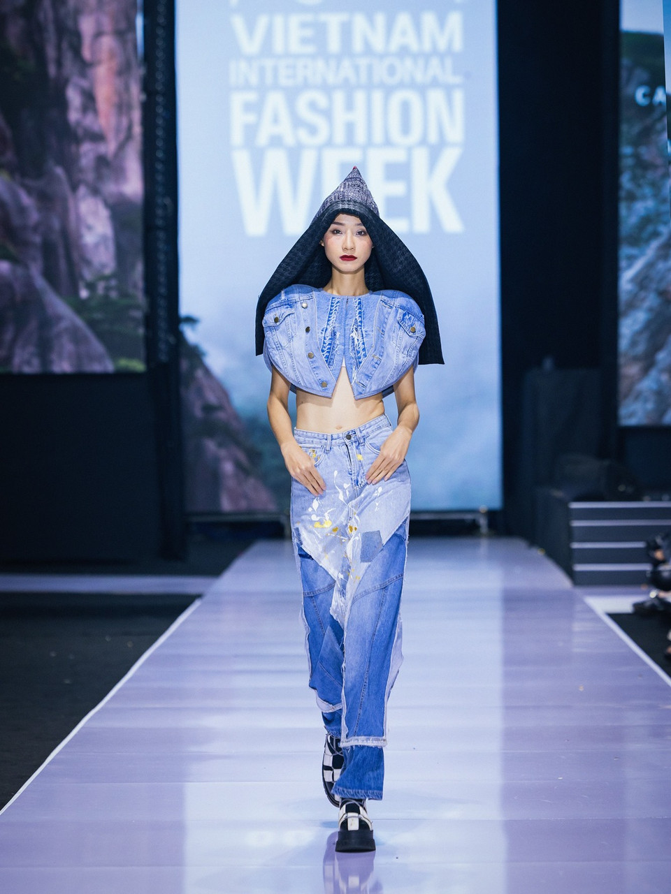 Thiết kế trong bộ sưu tập 'Ằn Xư Mờây Ỏ-Một chiếc áo mới' của nhà thiết kế Cao Minh Tiến. (Ảnh: Mai Mai/Vietnam+)