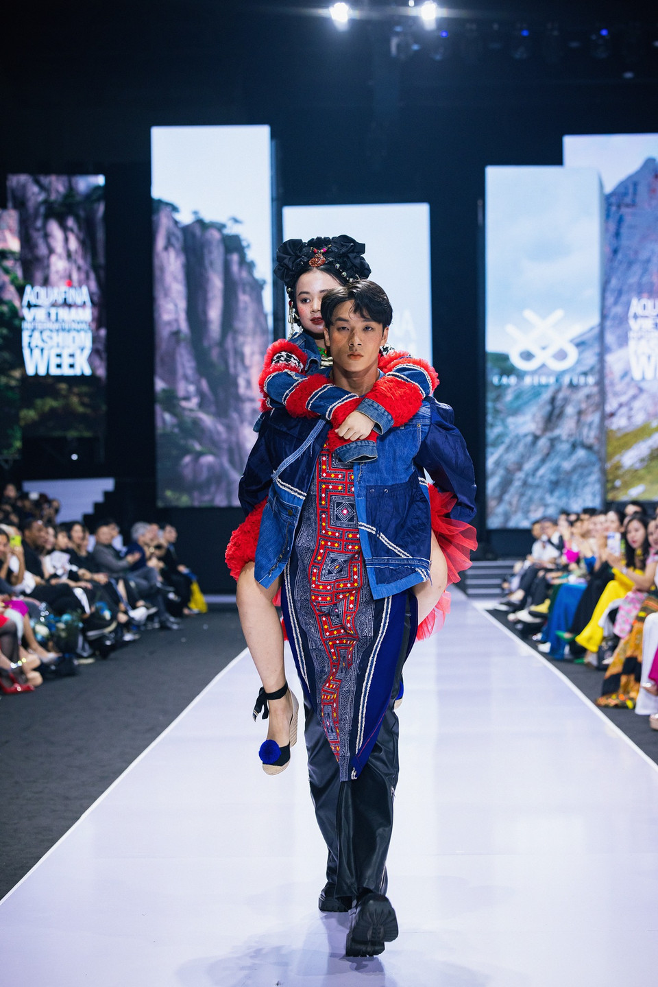 Thiết kế trong bộ sưu tập 'Ằn Xư Mờây Ỏ-Một chiếc áo mới' của nhà thiết kế Cao Minh Tiến. (Ảnh: CTV/Vietnam+)