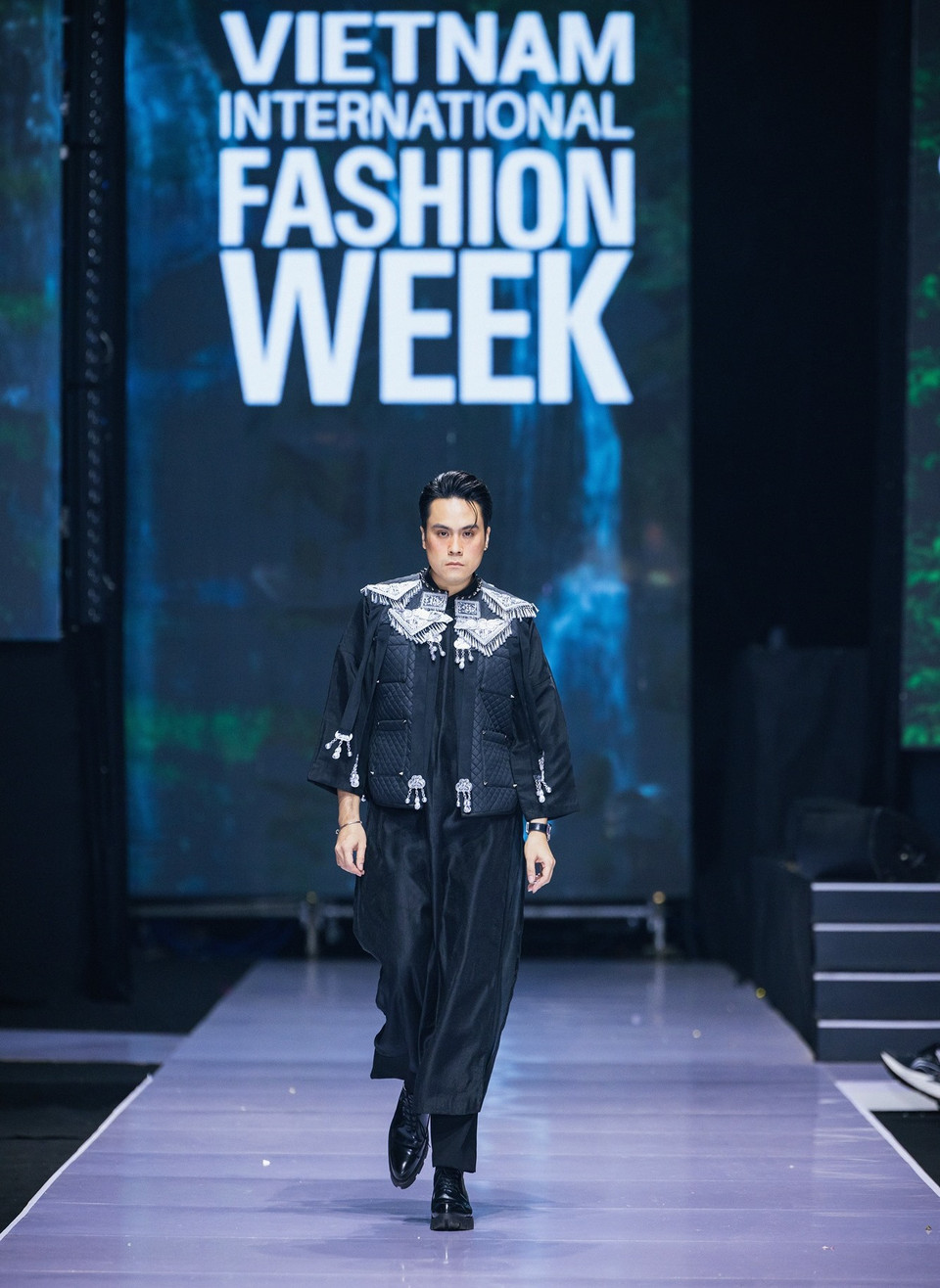  Cao Minh Tiến cũng luôn đề cao sứ mệnh đưa các chất liệu truyền thống mang đậm bản sắc văn hóa Việt hội nhập với dòng chảy thời trang thế giới. (Ảnh: CTV/Vietnam+)