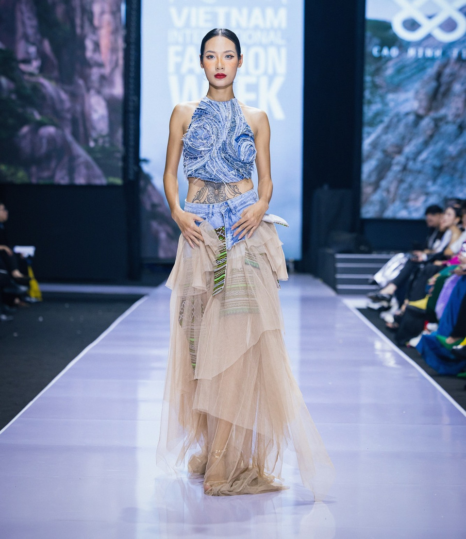 Họa tiết thổ cẩm trở thành điểm nhấn, kết hợp hài hòa với chất liệu vải denim hiện đại, đã biến sàn diễn của tuần thời trang thành không gian văn hóa đậm chất núi rừng Tây Bắc, nhưng vẫn hòa quyện với hơi thở hiện đại. (Ảnh: CTV/Vietnam+)