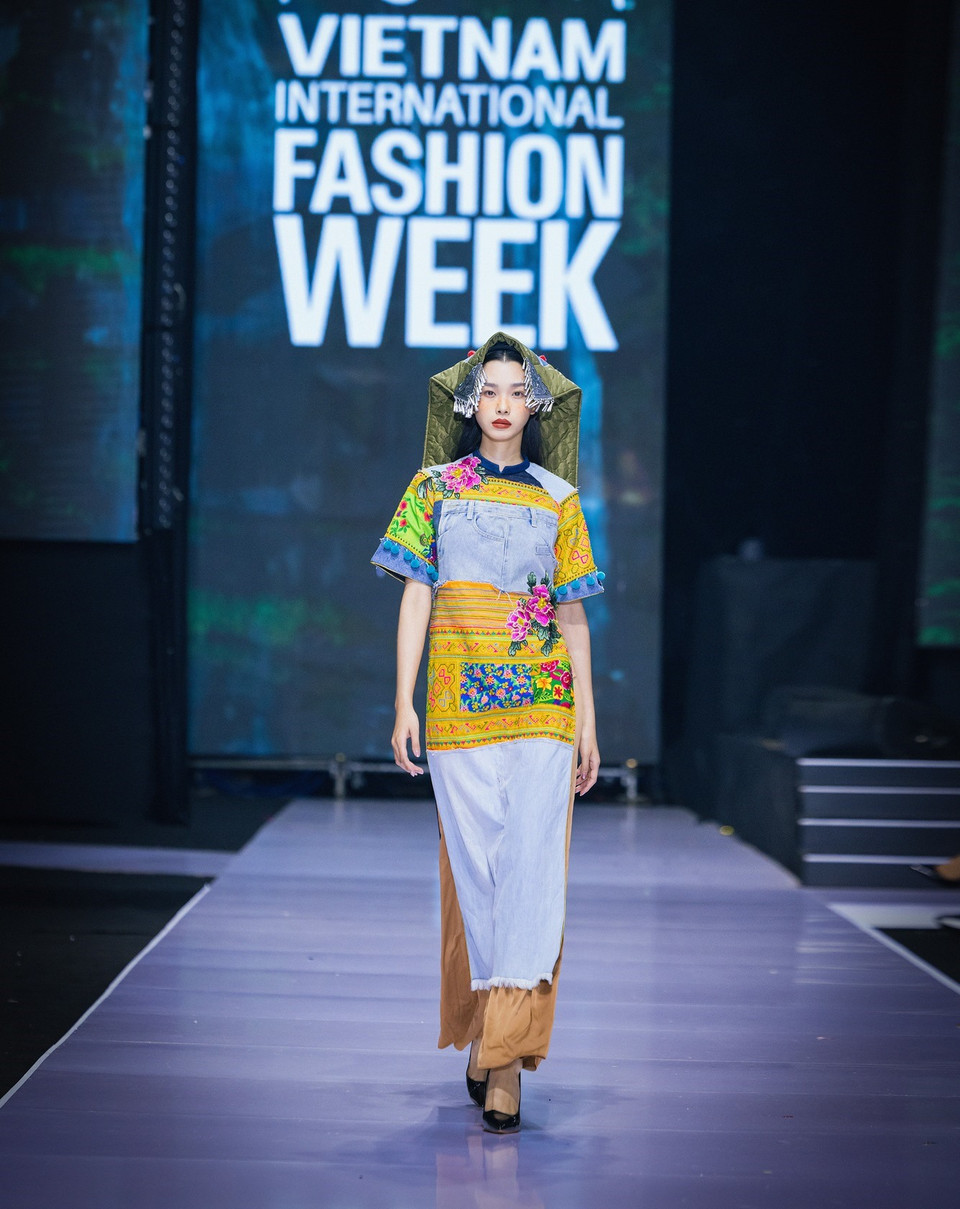 Thiết kế trong bộ sưu tập 'Ằn Xư Mờây Ỏ-Một chiếc áo mới' của nhà thiết kế Cao Minh Tiến. (Ảnh: CTV/Vietnam+)