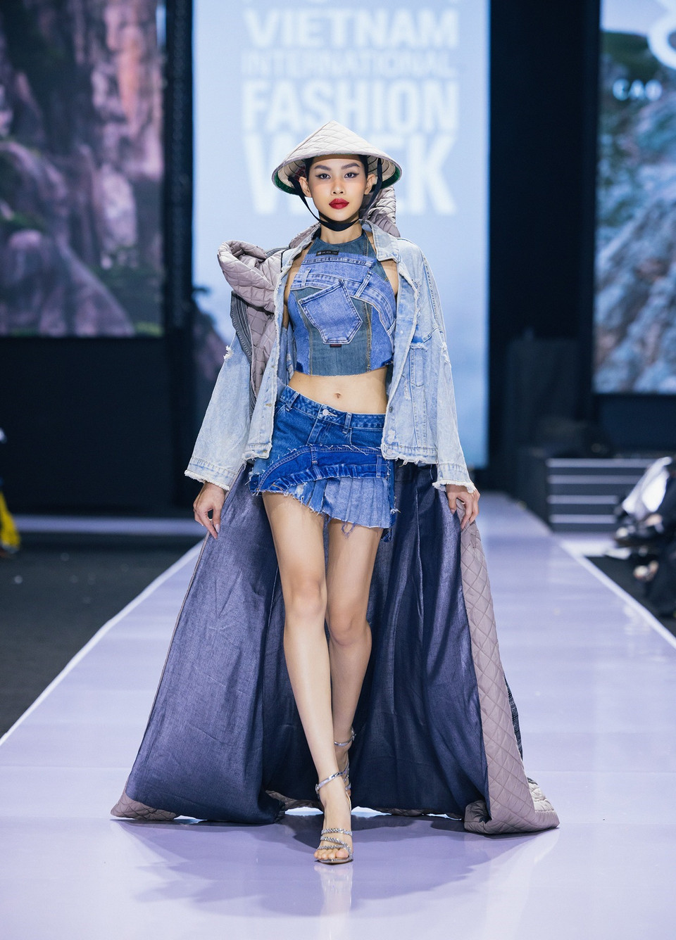 Thiết kế trong bộ sưu tập 'Ằn Xư Mờây Ỏ-Một chiếc áo mới' của nhà thiết kế Cao Minh Tiến. (Ảnh: CTV/Vietnam+)