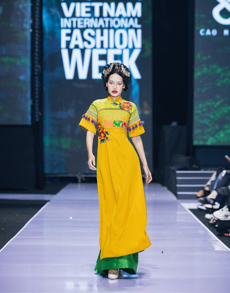 Thiết kế trong bộ sưu tập 'Ằn Xư Mờây Ỏ-Một chiếc áo mới' của nhà thiết kế Cao Minh Tiến. (Ảnh: Mai Mai/Vietnam+)